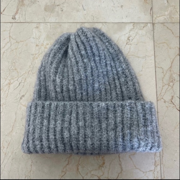 Zara Accessories - Zara Grey Knit Beanie